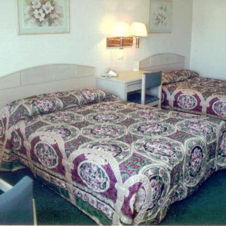 Spencer Inn & Suites Room photo